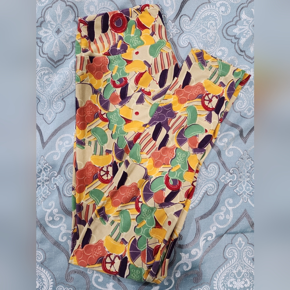 Lularoe One Size Gummy Bear print leggings